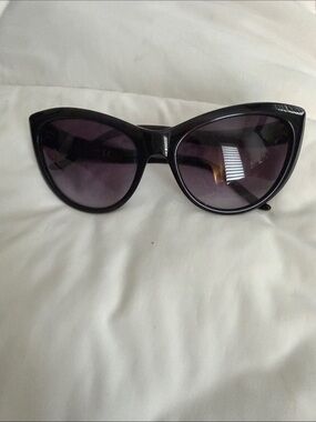 Women's Black Cat-Eye Sunglasses with Gradient Lenses